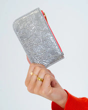 Load image into Gallery viewer, Centro Wallet | Silver Crinkle